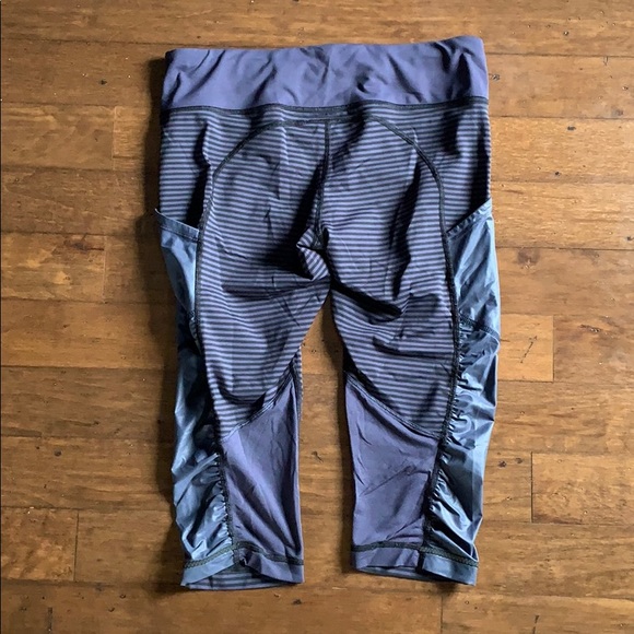 Lululemon Size 8 Capris - Picture 4 of 4